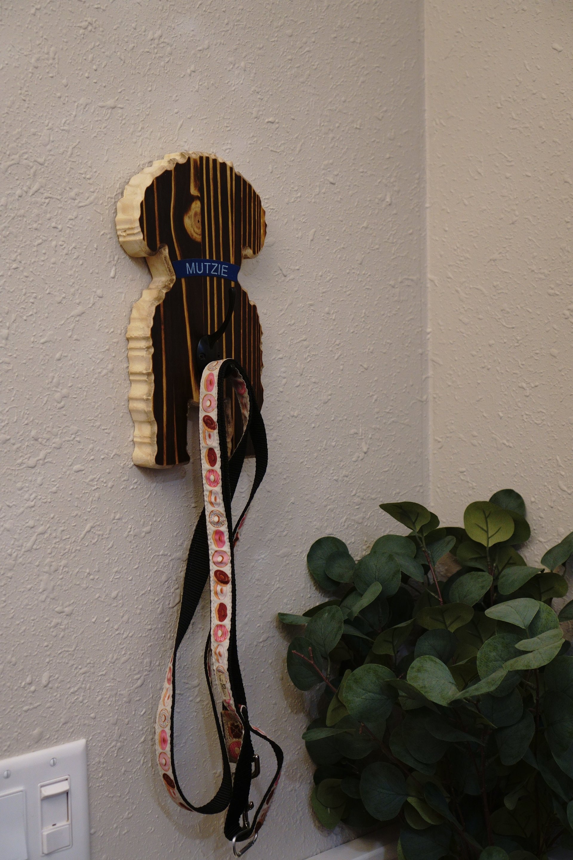 Dog leash holder | Personalized | Silhouette dog leash holder | Wooden Dog leash Holder